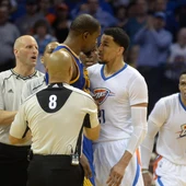 Kevin Durant se encara con Robertson ante la mirada de Westbrook Kevin Durant se encara con Robertson ante la mirada de Westbrook