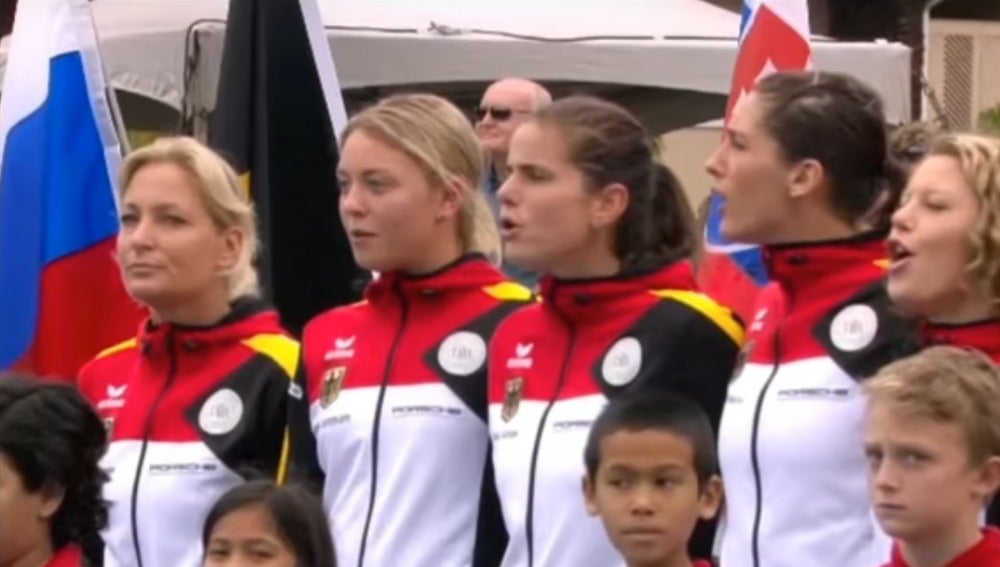 El equipo alemán de la Copa Federación, escuchando el himno nazi