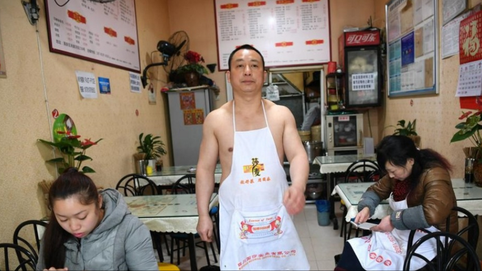El dueño de un restaurante en China lleva 10 años sirviendo con el torso desnudo El dueño de un restaurante en China lleva 10 años sirviendo con el torso desnudo