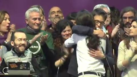 Frame 36.675175 de: Iglesias y Errej&oacute;n se funden en un abrazo y son aclamados por el p&uacute;blico al grito de &iexcl;S&iacute; se puede!