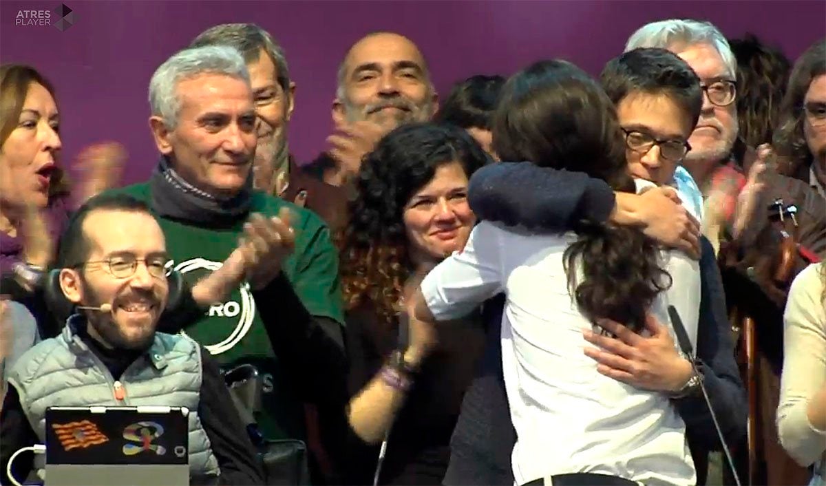 Iglesias y Errejón se funden en un abrazo y son aclamados por el público al grito de ¡Sí se puede! Iglesias y Errejón se funden en un abrazo y son aclamados por el público al grito de ¡Sí se puede!