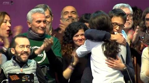 Abrazo entre Iglesias y Errej&oacute;n