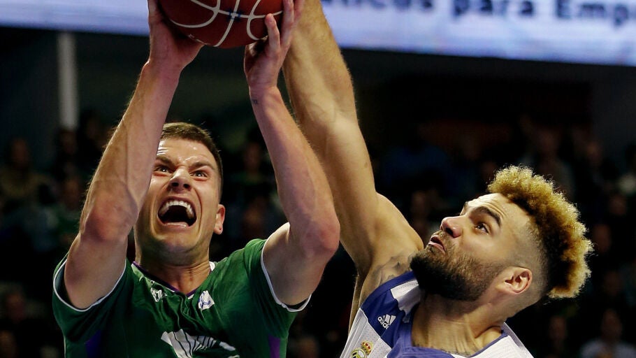 Nemanja Nedovic Y Jeffery Taylor durante una jugada del Unicaja-Real Madrid