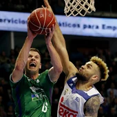 Nemanja Nedovic Y Jeffery Taylor durante una jugada del Unicaja-Real Madrid Nemanja Nedovic Y Jeffery Taylor durante una jugada del Unicaja-Real Madrid