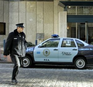 Coche y agente de policía en Argentina Coche y agente de policía en Argentina