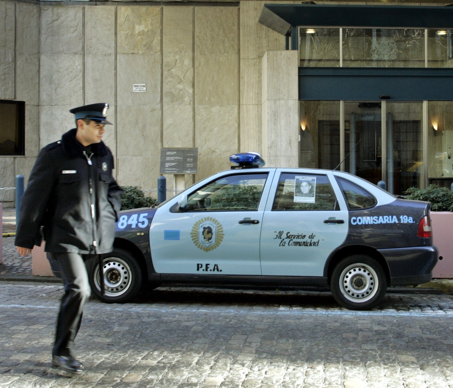 Un preso se escapa de un coche de la policía en Argentina porque los agentes se quedaron dormidos Un preso se escapa de un coche de la policía en Argentina porque los agentes se quedaron dormidos