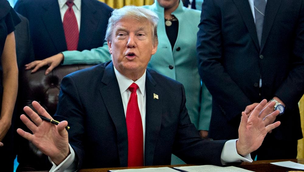 El presidente norteamericano Donald Trump firmando una orden ejecutiva