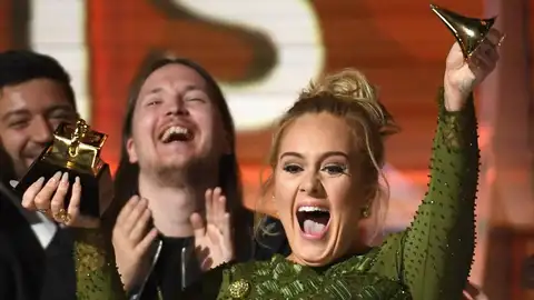 Adele celebrando en los Grammy 2017 Adele celebrando en los Grammy 2017