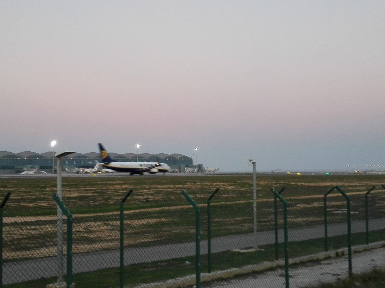 El Aeropuerto Alicante-Elche supera los 6 millones de pasajeros en el primer semestre del año El Aeropuerto Alicante-Elche supera los 6 millones de pasajeros en el primer semestre del año