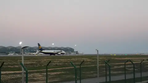 Un avión despega del aeropuerto de Elche. Aeropuerto