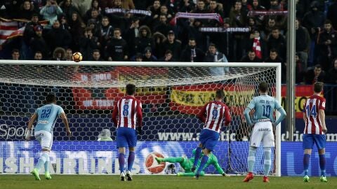 Fernando Torres lanza el penalti que no entrar&iacute;a ante el Celta