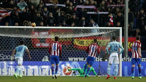 Fernando Torres lanza el penalti que no entraría ante el Celta Fernando Torres lanza el penalti que no entraría ante el Celta