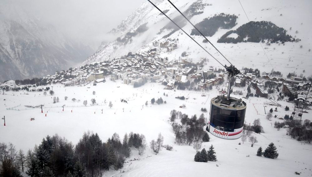 Imagen de archivo de una estación de esquí en los Alpes franceses