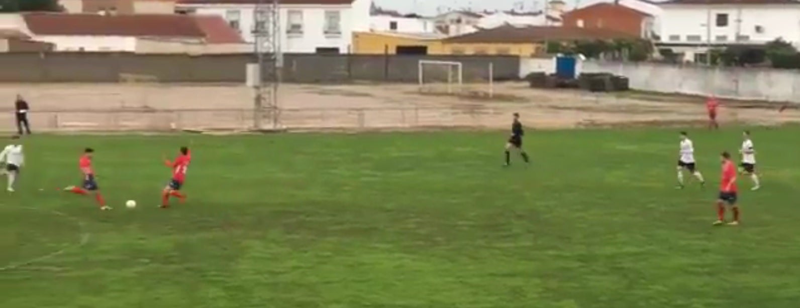 El Atlético Pueblonuevo marca uno de los goles del año: ¡espectacular volea desde el centro del campo! El Atlético Pueblonuevo marca uno de los goles del año: ¡espectacular volea desde el centro del campo!