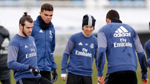 Gareth Bale pasa el bal&oacute;n en un entrenamiento con el Real Madrid