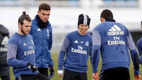 Gareth Bale pasa el balón en un entrenamiento con el Real Madrid Gareth Bale pasa el balón en un entrenamiento con el Real Madrid