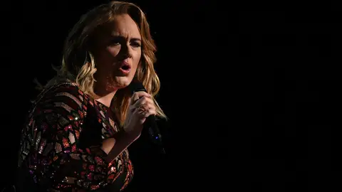 Adele durante una actuación Adele durante su actuación en los Grammy 2017