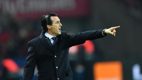 Unai Emery dando &oacute;rdenes durante un partido