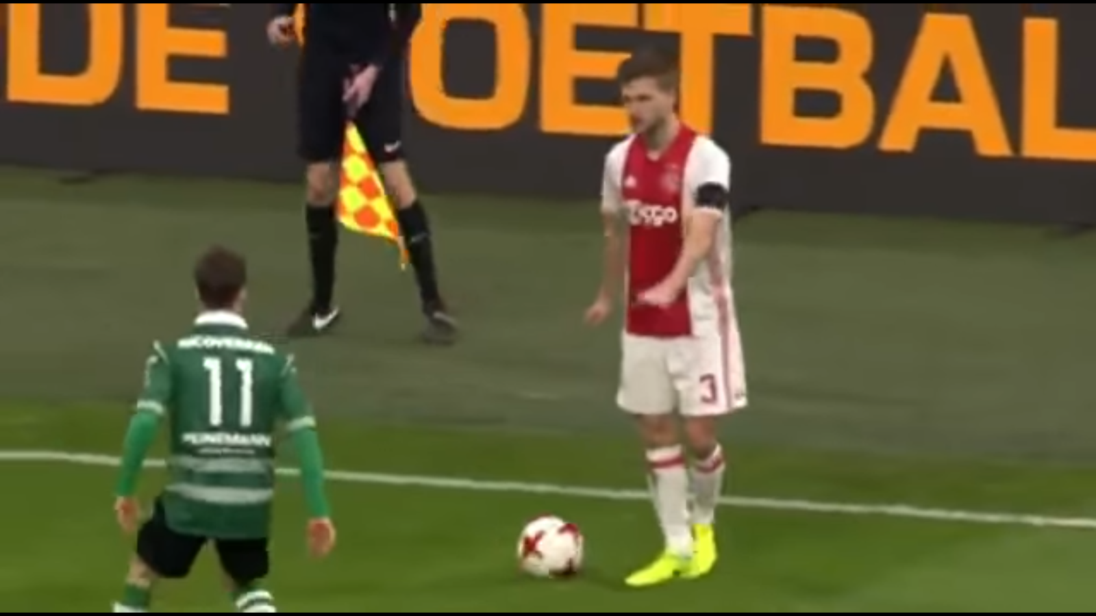 La falta de 'fair play' de un jugador del Ajax indigna al mundo del fútbol: pide parar el juego... y aprovecha para regatear al rival La falta de 'fair play' de un jugador del Ajax indigna al mundo del fútbol: pide parar el juego... y aprovecha para regatear al rival