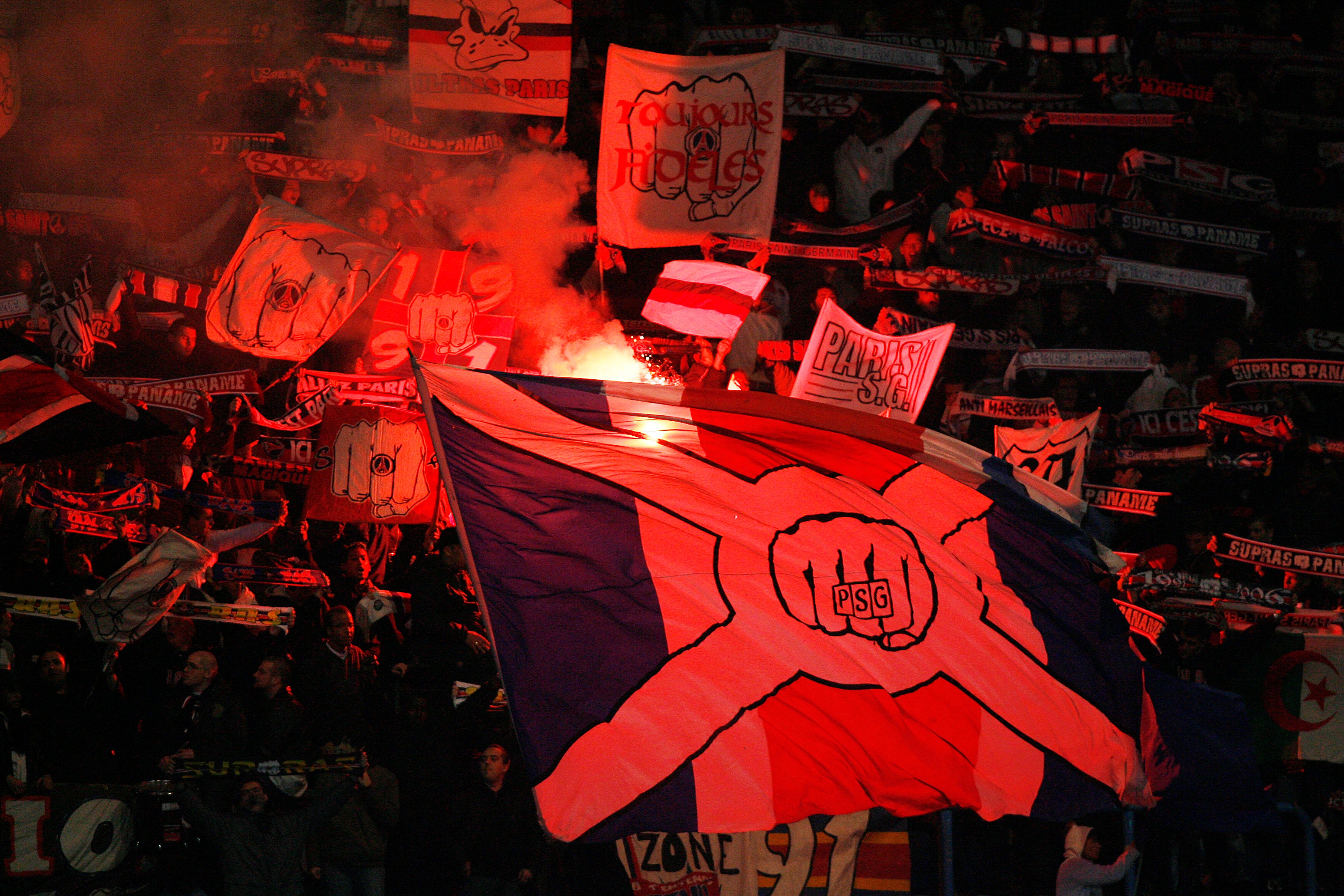 Condena a penas de entre seis y diez meses de cárcel a trece ultras del PSG Condena a penas de entre seis y diez meses de cárcel a trece ultras del PSG