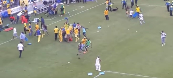 Impactantes imágenes: Hinchas del Orlando Pirates saltan al césped y apalean a sus jugadores Impactantes imágenes: Hinchas del Orlando Pirates saltan al césped y apalean a sus jugadores