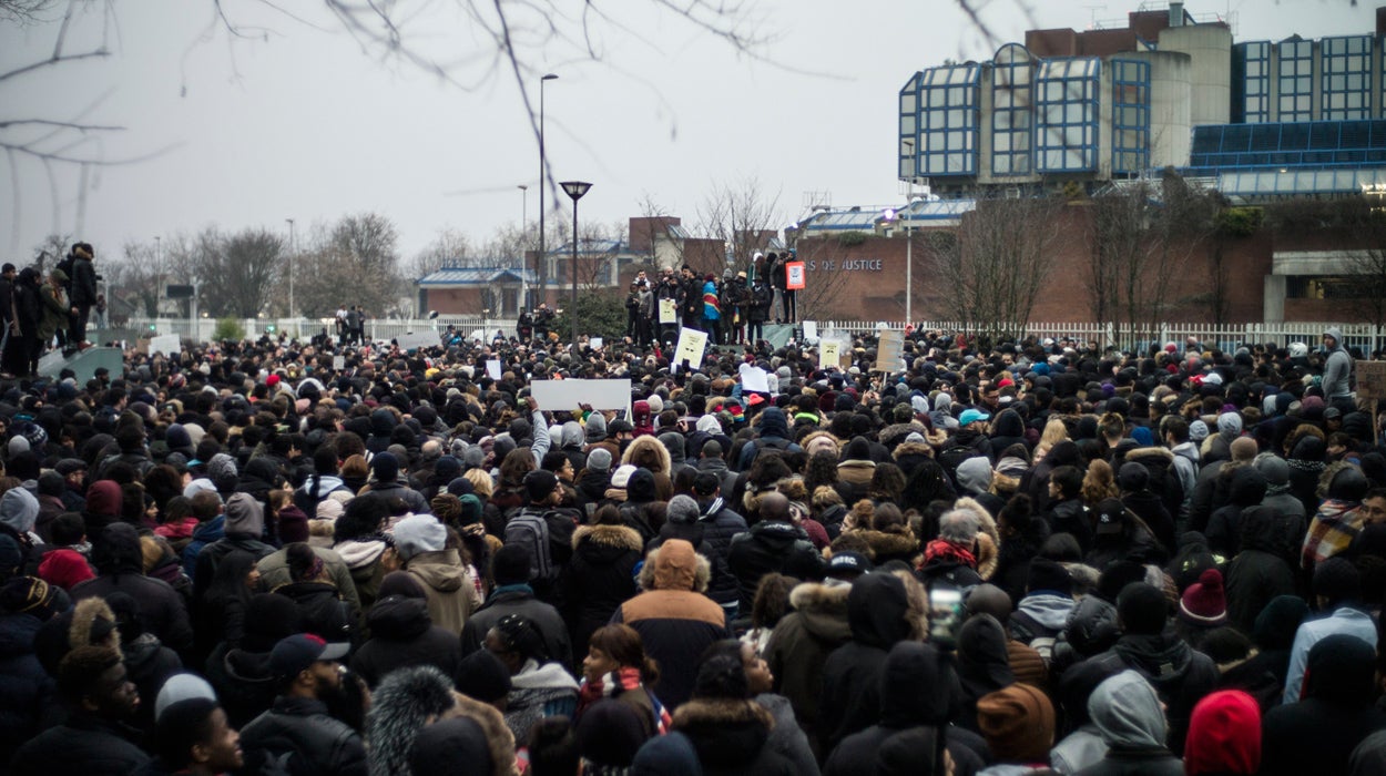 Doce detenidos tras una nueva noche de disturbios en la periferia de París Doce detenidos tras una nueva noche de disturbios en la periferia de París