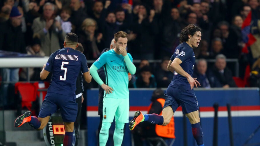 Los jugadores del PSG celebrando un gol ante la mirada de Rakitic