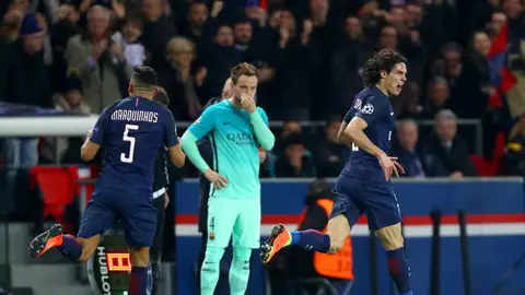 Los jugadores del PSG celebrando un gol ante la mirada de Rakitic Los jugadores del PSG celebrando un gol ante la mirada de Rakitic