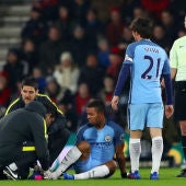Gabriel Jesus es atenido tras caer lesionado ante el Bournemouth