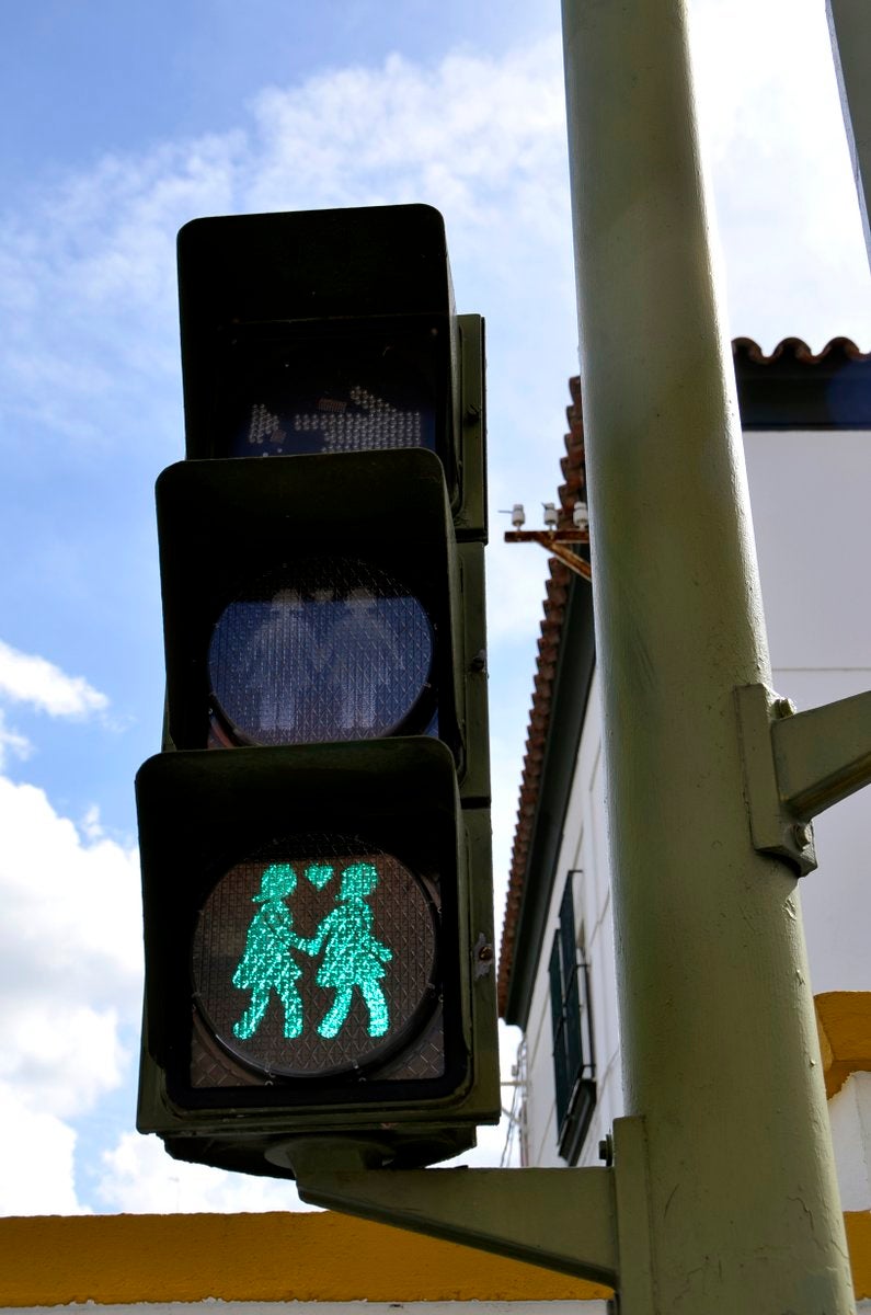 San Fernando instala semáforos con parejas homosexuales cogidos de la mano San Fernando instala semáforos con parejas homosexuales cogidos de la mano