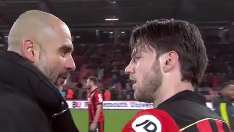 Guardiola y Arter charlan después del partido Guardiola y Arter charlan después del partido