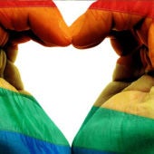 Imagen de archivo de unas manos con la bandera LGTBI