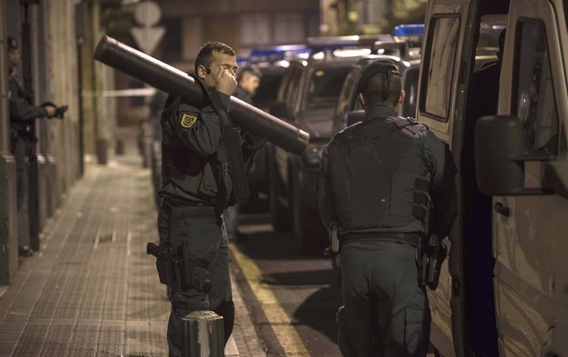 Prosigue el registro de la Guardia Civil en un domicilio en Bilbao, tras la detención de un acusado por adoctrinamiento Prosigue el registro de la Guardia Civil en un domicilio en Bilbao, tras la detención de un acusado por adoctrinamiento