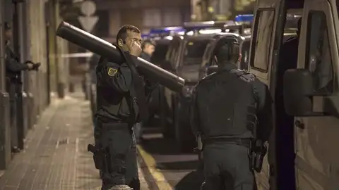 La Guardia Civil registra en Bilbao el domicilio del argelino arrestado por adoctrinamiento del yihadismo La Guardia Civil registra en Bilbao el domicilio del argelino arrestado por adoctrinamiento del yihadismo