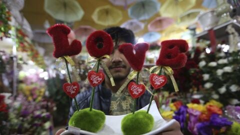 Un hombre muestra un regalo de San Valent&iacute;n en una tienda en Herat (Afganist&aacute;n) 