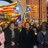 El presidente de la Generalitat, Carles Puigdemont, y la presidenta del Parlamento, Carme Forcadell, junto al resto de los miembros del Gobierno catalán