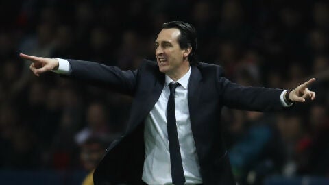 Emery dando &oacute;rdenes durante el partido