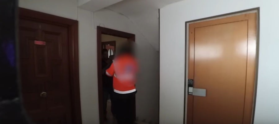 Momento en el que el 'youtuber' expone al repartidor al gas pimienta Momento en el que el 'youtuber' expone al repartidor al gas pimienta