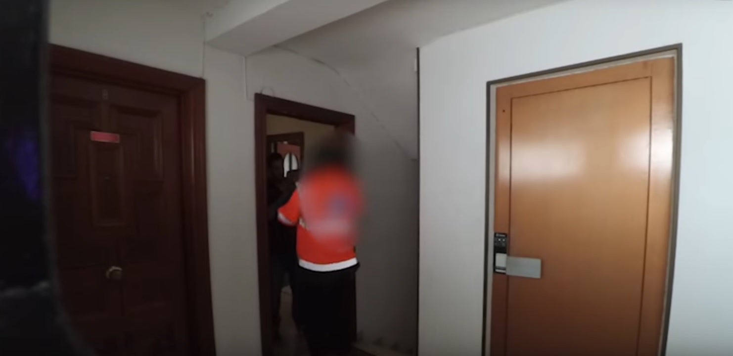 Un 'youtuber' español rocia a un repartidor de pizza con un gas lacrimógeno Un 'youtuber' español rocia a un repartidor de pizza con un gas lacrimógeno