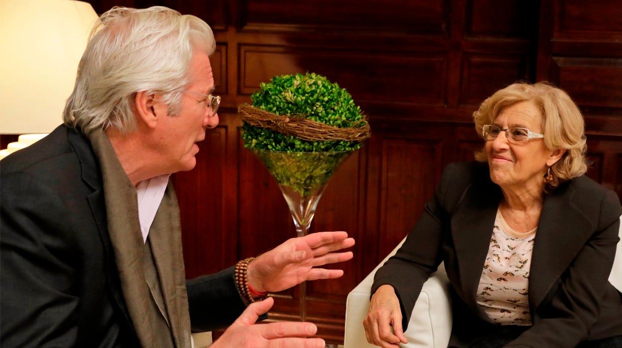 Carmena transmite a Richard Gere una invitación para que el Dalai Lama asista al Foro sobre las Violencias Carmena transmite a Richard Gere una invitación para que el Dalai Lama asista al Foro sobre las Violencias