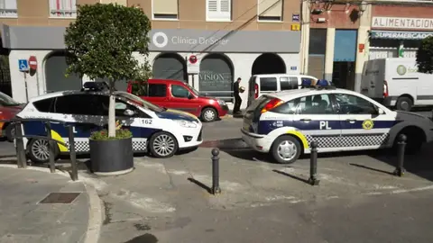 Coches de la Policía Local de Elche estacionados junto al ayuntamiento. Coches Policía