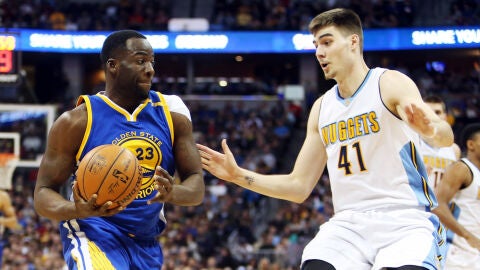 Juancho Hernang&oacute;mez defiende a Draymond Green
