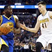 Juancho Hernangómez defiende a Draymond Green Juancho Hernangómez defiende a Draymond Green