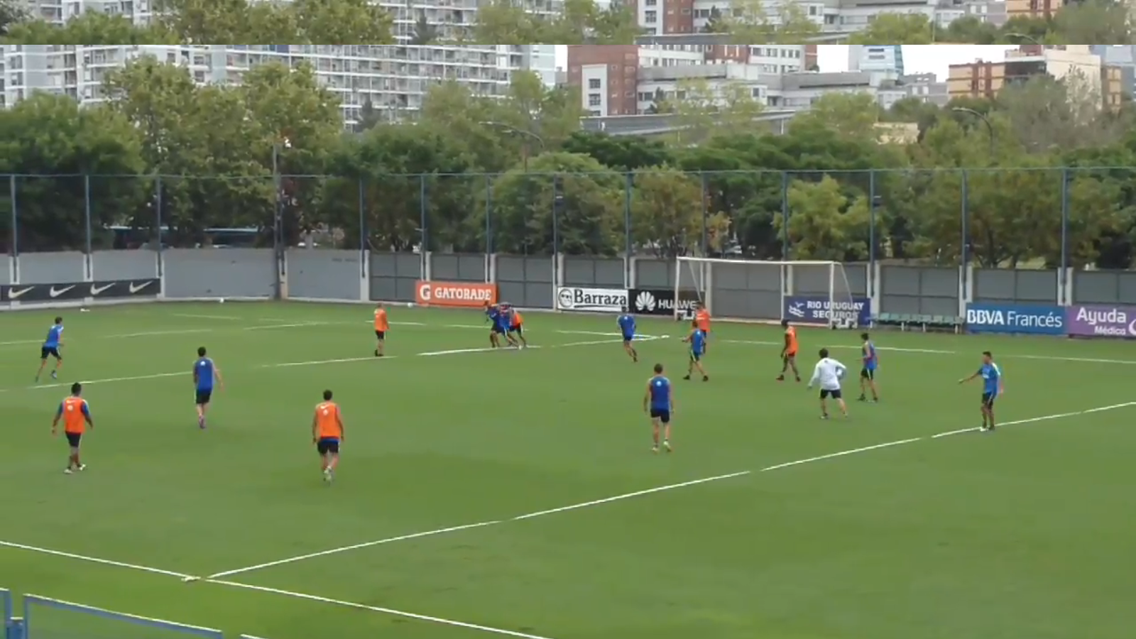 Dos jugadores de Boca Juniors llegan a las manos durante un entrenamiento Dos jugadores de Boca Juniors llegan a las manos durante un entrenamiento