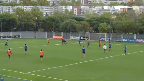 Los jugadores del Boca Juniors pele&aacute;ndose en el entrenamiento