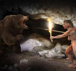 Recreación artística de una mujer neandertal y un oso. / José Antonio Peñas-Sinc. Recreación artística de una mujer neandertal y un oso. / José Antonio Peñas-Sinc.