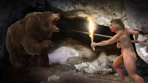 Recreaci&oacute;n art&iacute;stica de una mujer neandertal y un oso. / Jos&eacute; Antonio Pe&ntilde;as-Sinc.