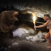 Recreación artística de una mujer neandertal y un oso. / José Antonio Peñas-Sinc.
