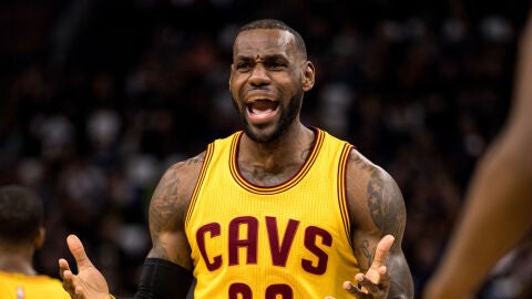 LeBron James protesta una acci&oacute;n en el partido de los Cavaliers