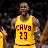 LeBron James protesta una acción en el partido de los Cavaliers LeBron James protesta una acción en el partido de los Cavaliers